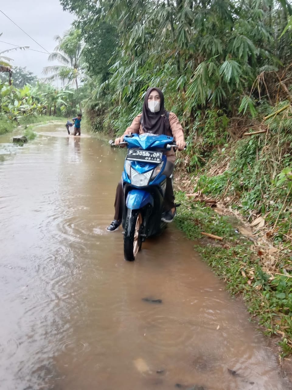 Keluhan Warga Bertahun-Tahun  Jalan Rusak Desa Cibadak Kec. Pabuaran Tidak Ada Perbaikan