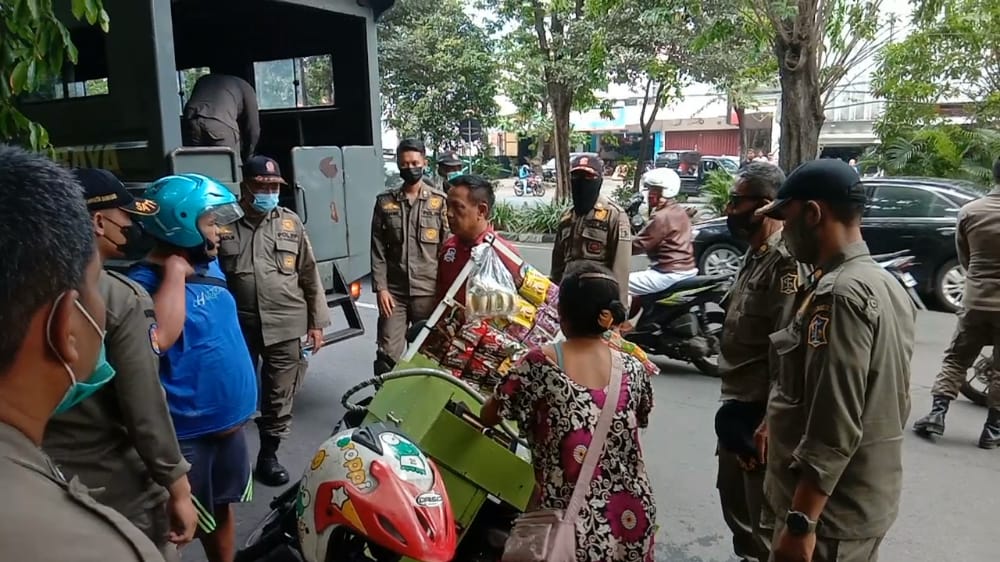 Nasib Sial Seorang Ibu Warga Kedung Asem Menangis Jualannya Disita Satpol PP Surabaya.
