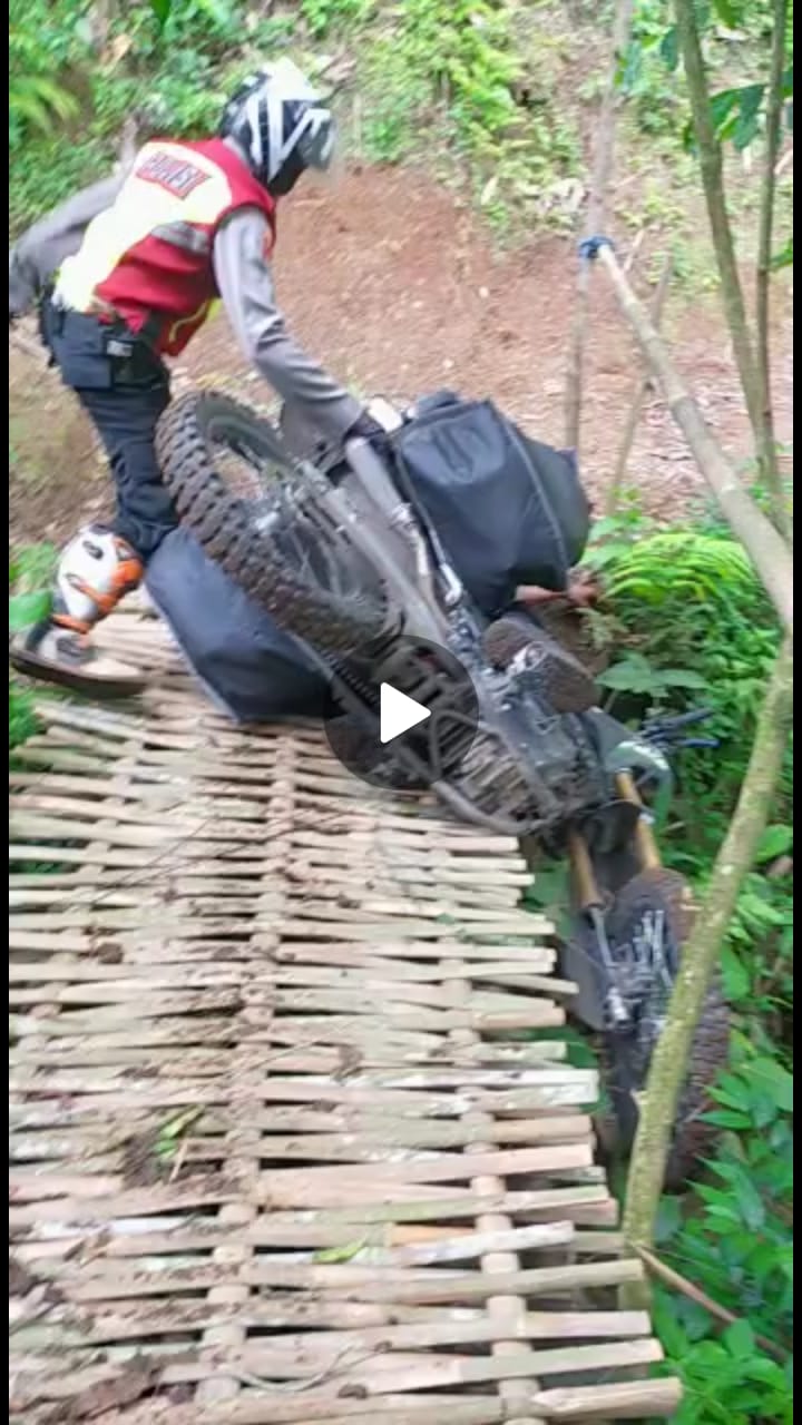 Tim Trail Polri Berjuang Salurkan Bantuan Ke Daerah Terisolasi di Cianjur