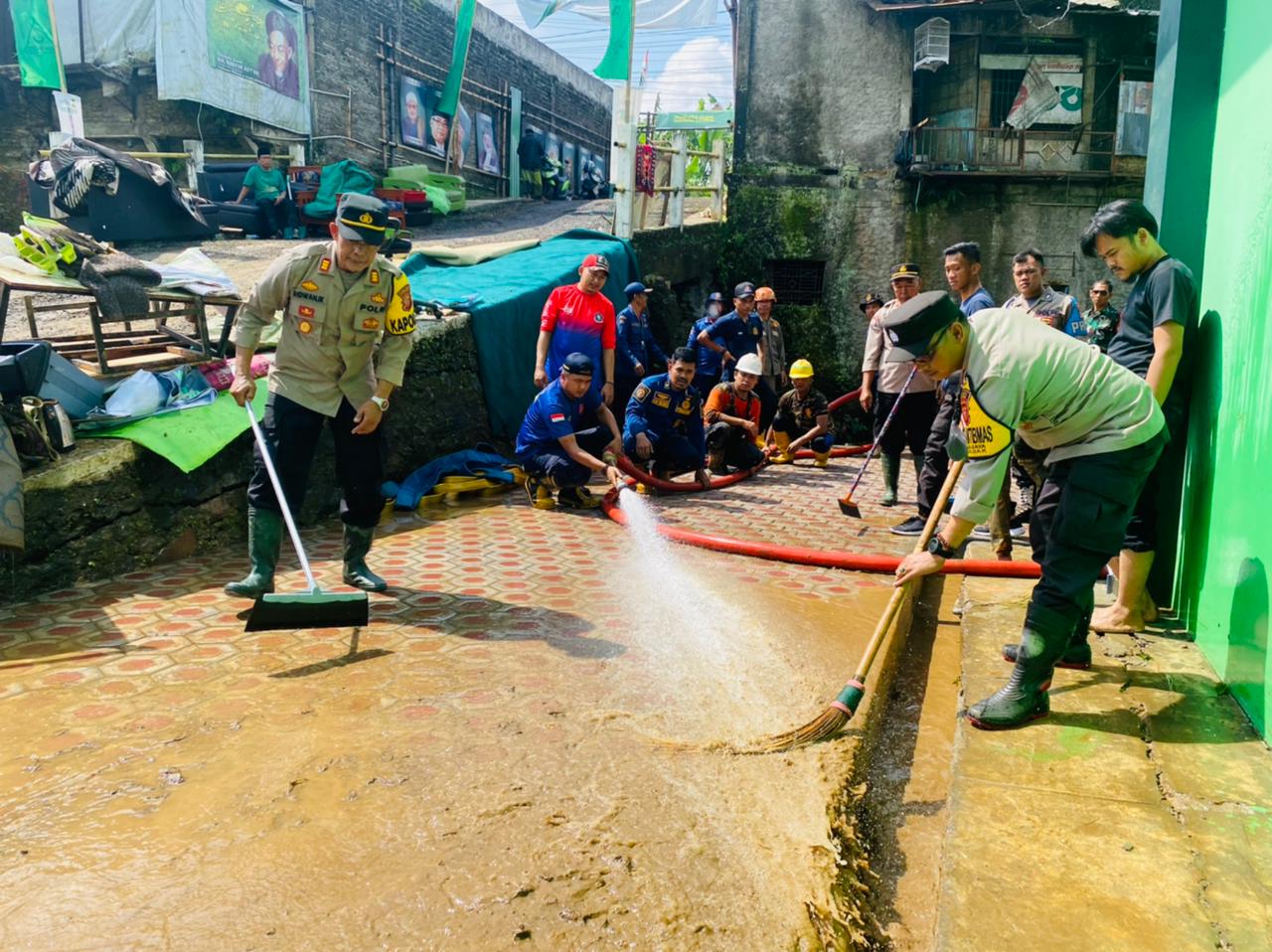 Gedung PC NU Kabupaten Sukabumi Kebanjiran, Polres Sukabumi Kirim Personil Bantu Bersihkan Kantornya