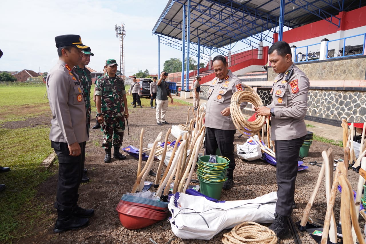 Polri Kerahkan Ribuan Personel Bersihkan Puing-puing Pasca Gempa Cianjur