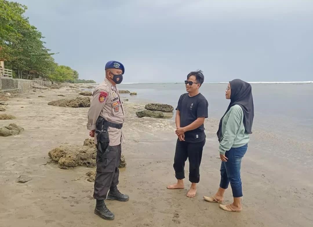 Sat Polairud Polres Sukabumi Terus Mengimbau Para Wisatawan Pantai Berhati-hati Saat Berenang