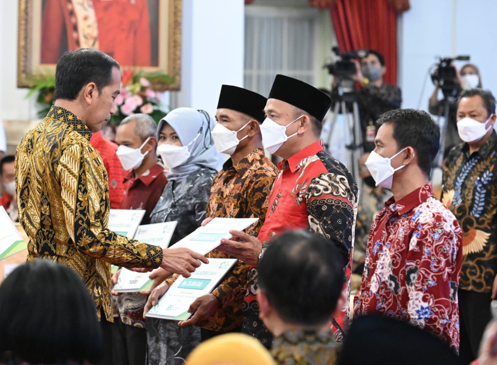 Serahkan KUR Klaster dan Salurkan Dana Melalui LPDB KUMKM. Ini Kata Presiden Jokowi