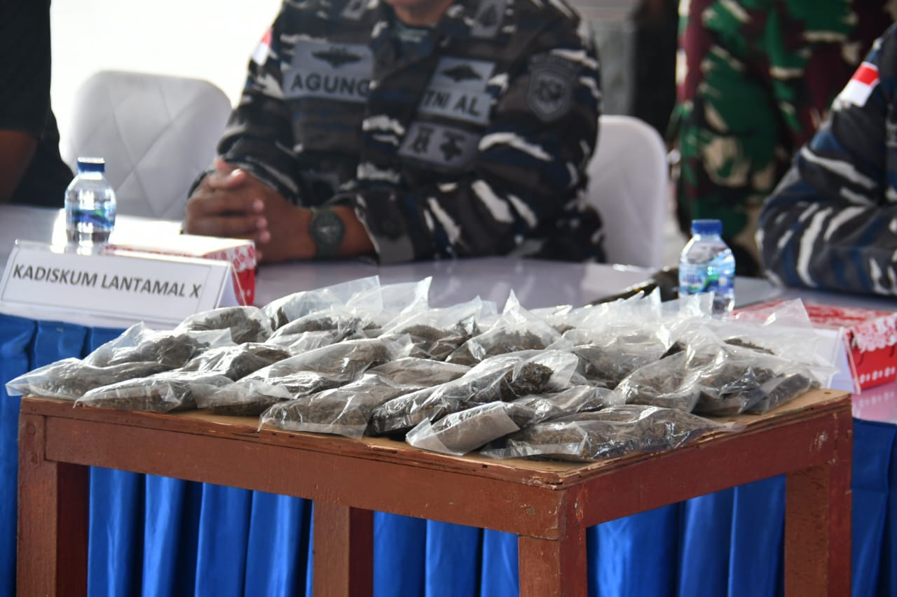 Prajurit Marinir Amankan 600 Gram Ganja di Pelabuhan Jayapura