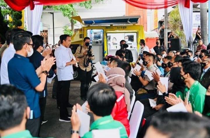 Presiden Jokowi Pastikan Penyaluran BSU dan BLT BBM di Jawa Barat Berjalan Lancar.